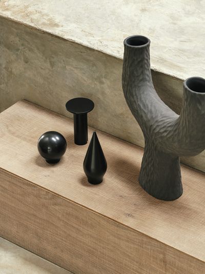 Metropole, Finials, black